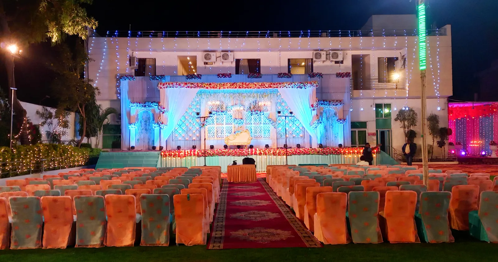 A lit stage for the couple on the garden.